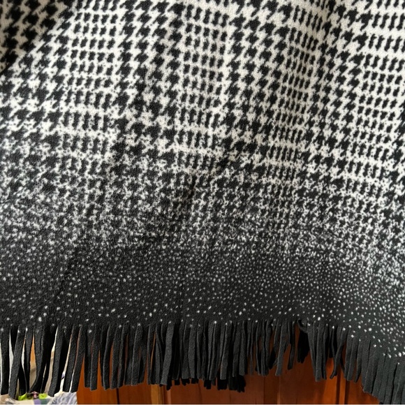 Eivissa Women’s Cape Shawl Wrap Black White Reversible Ombre One Size - Picture 6 of 13